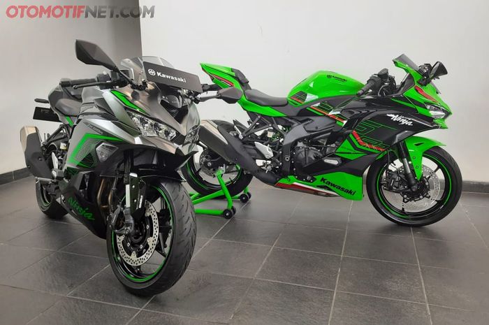 Kawasaki Ninja ZX-25RR (Kanan) dan Ninja ZX-25R tipe ABS SE