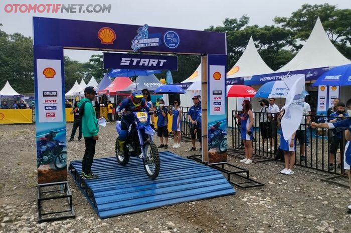 Suasana pelepasan peserta Shell bLU cRU Yamaha Enduro Challenge yang digelar di Hambalang, Bogor (1-2/10/2022) 