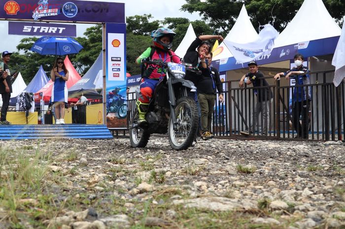 Nanda Helmia Pratiwi saat berlaga di ajang Shell bLU cRU Yamaha Enduro Challenge  di Hambalang, Bogor