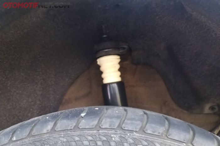 Ciri sokbreker belakang mobil perlu diganti.