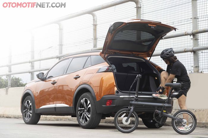 Sarah Hijrah Priscalia. Bagasi New Peugeot 2008 muat untuk bawa scooter listrik