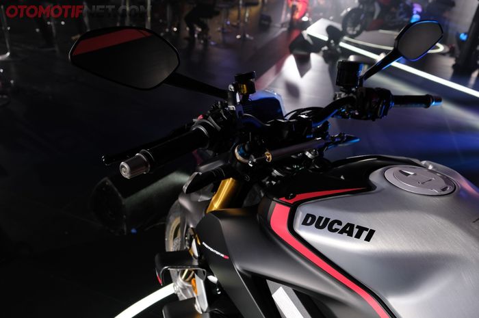 Tampilan area setang kemudi Ducati Streetfighter V4 SP