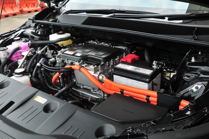 Motor listrik Toyota BZ4X, kabel oranye tanda arus bertegangan tinggi