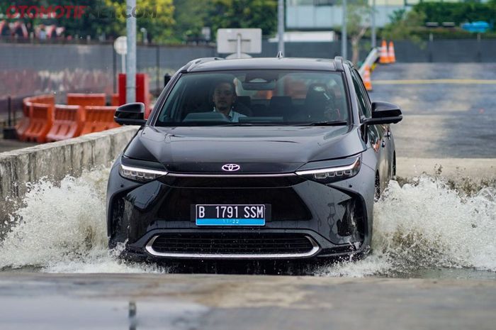 Pelat nomor pada mobil listrik ada lis biru