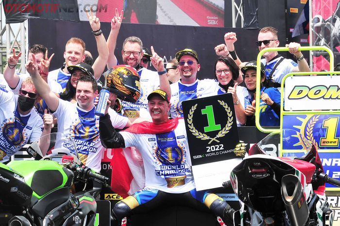 Dominique Aegerter dari  team  Ten Kate Racing Yamaha dinobatkan sebagai Juara Dunia 2022 WSSP