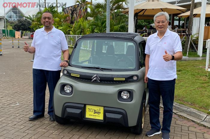 Tan Kim Piauw &ndash; Advisory Board &ndash; Indomobil Group (kanan). Stefan Hutahayan &ndash; Business Development Manager &ndash; Indomobil Group. Dengan mobil listrik My Ami Buggy 