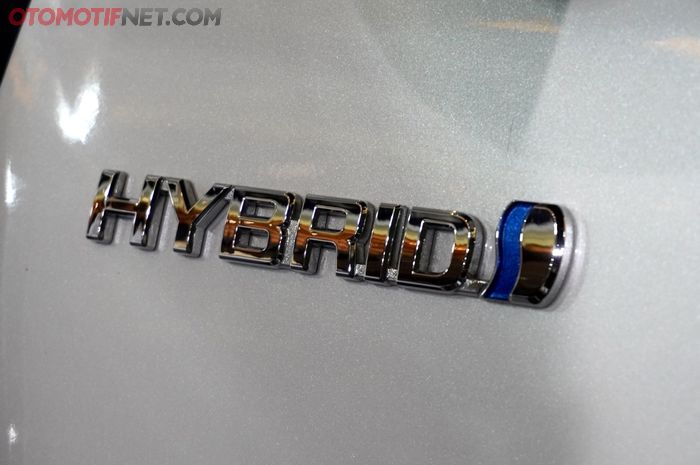 Emblem Hybrid Toyota Kijang Innova Zenix
