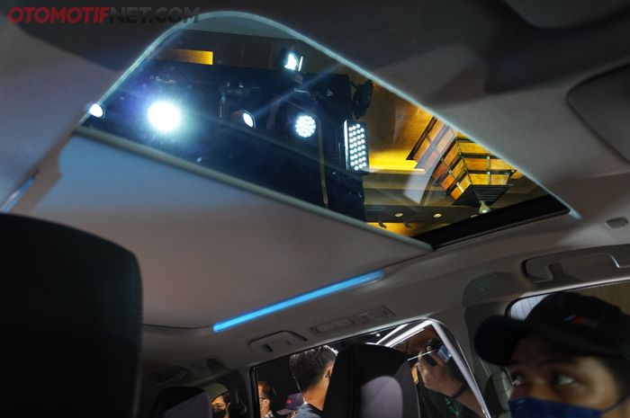 Posisi Plafon Terbuka yang Memperlihatkan Panoramic Sunroof Toyota Kijang Innova Zenix