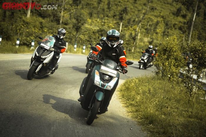 Ilustrasi mengendarai motor matic