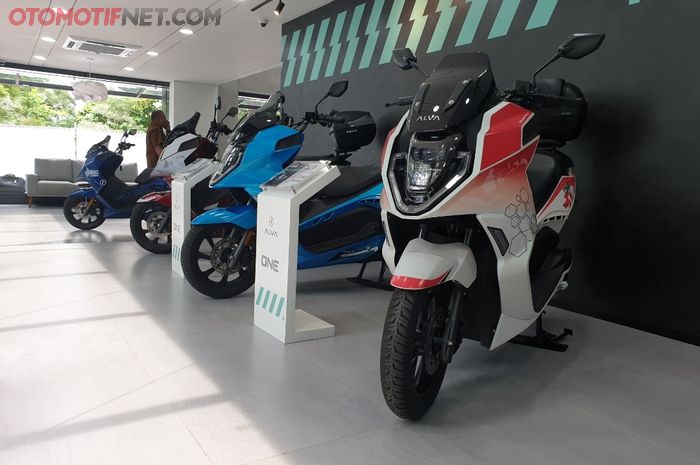 Motor listrik Alva One di area display unit Alva Experience Center