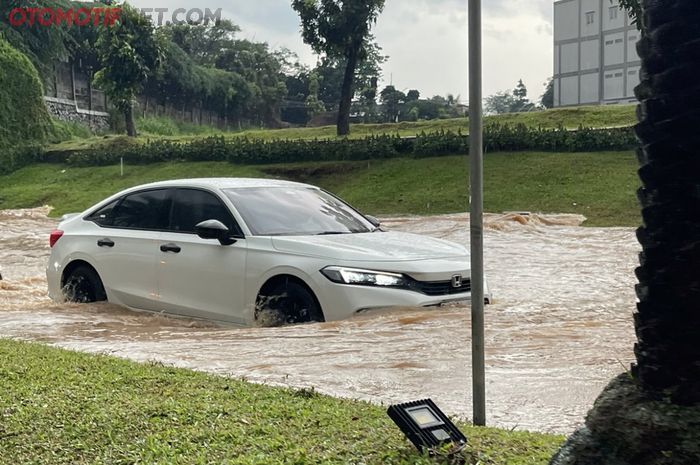 ILUSTRASI. Mobil Terjang Banjir Bisa Memicu Sejumlah Masalah