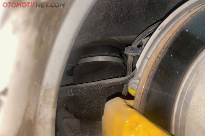 Pasang airsus jangan sampai bergesekan dengan komponen lain di kaki-kaki