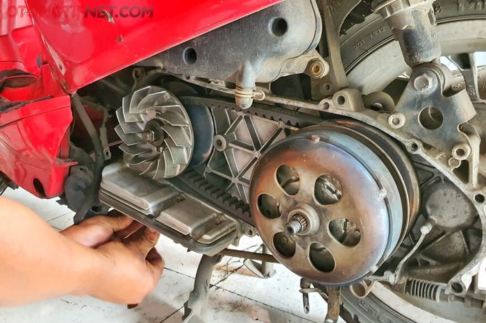 Tips servis CVT Vespa matic, berikut solusinya jika v-belt terlalu mahal 