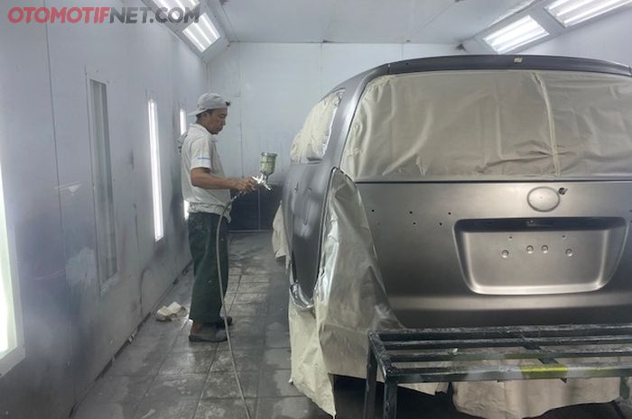 Ilustrasi cat ulang mobil bekas