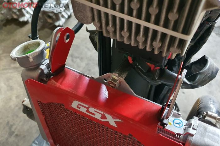 Radiator Suzuki GSX-R150 dipasang ke Honda Vario 125/150 spek jahat