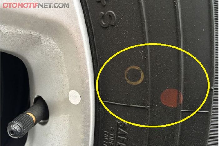 Fungsi tanda bulatan kuning dan merah pada dinding ban mobil 