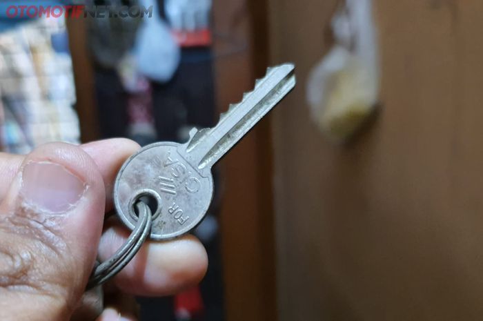 kunci rumah yang digunakan sebagai kunci motor 
