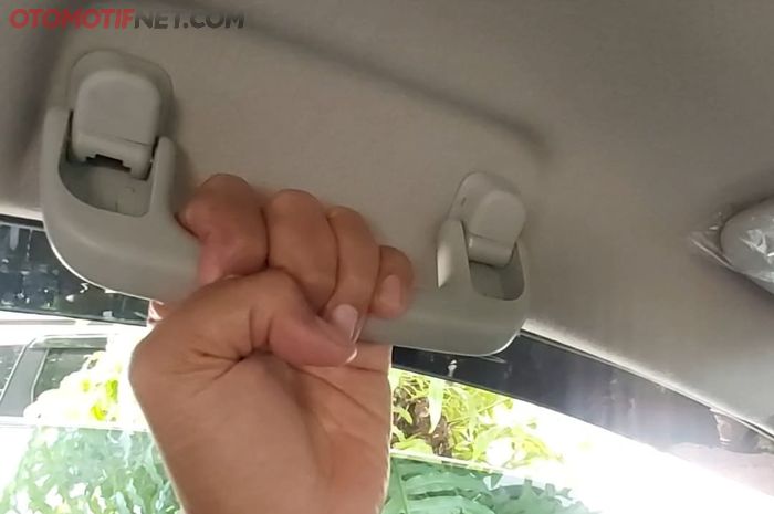 Hand grip atau grab handle di mobil