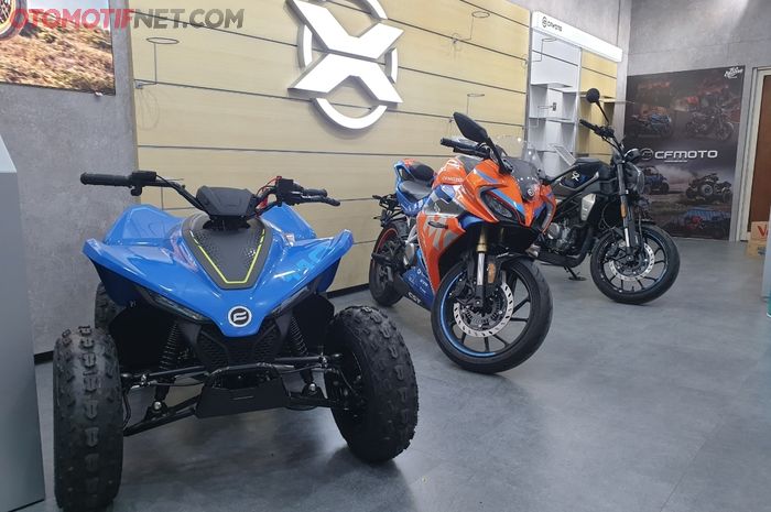 Area display dealer CFMoto Tangerang yang menampilkan lineup sepeda motor dan ATV