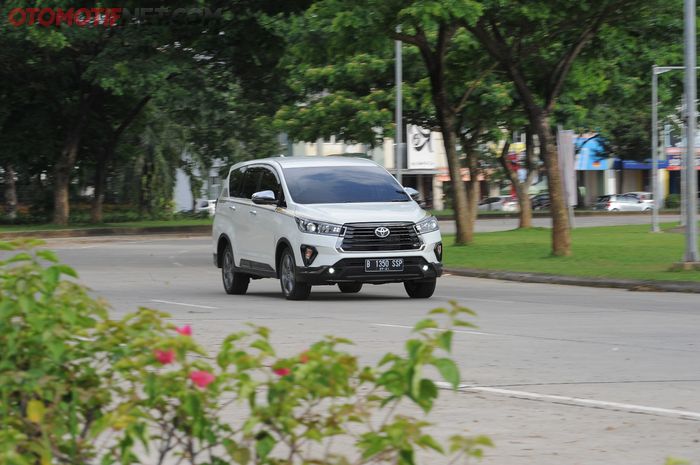 Untuk memberikan kesan mewah pada bagian fascia, front grille-nya dikasih ornamen dark chrome.