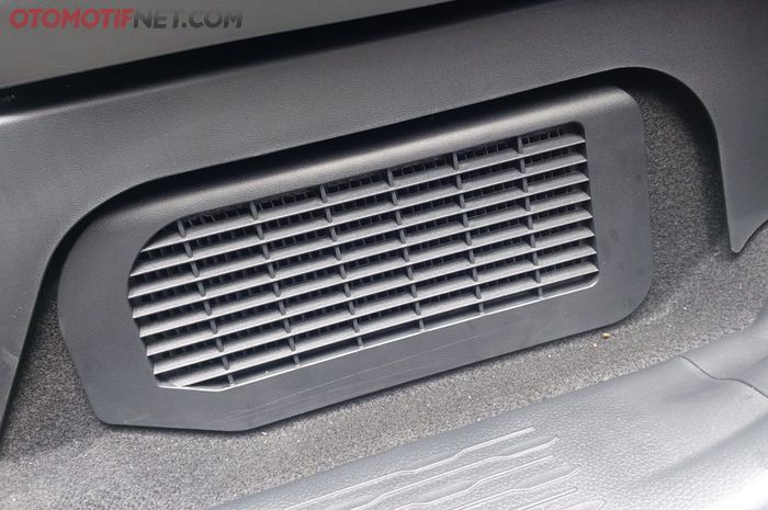 Ventilasi ruang baterai hybrid Toyota Innova Zenix berfungsi untuk menyedot udara dingin dari kabin agar suhu baterai tidak panas.