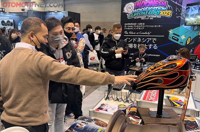 Cat Belkote dan builder motor Kedux Garage pamer tangki 'Banaspati' di Osaka Auto Messe (OAM) 2023