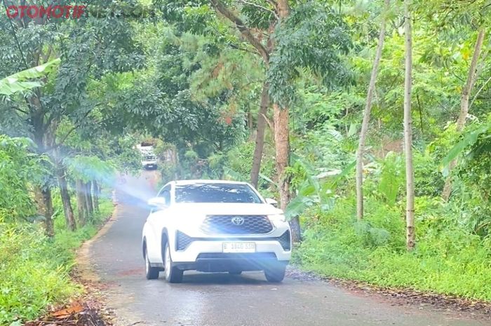 Kijang Innova Zenix G Hybrid saat dijajal nanjak curam berisikan 8 penumpang dewasa