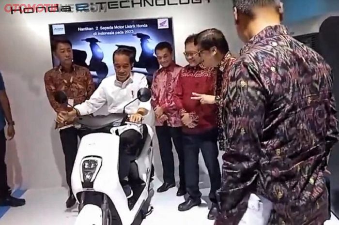 Presiden Jokowi menyambangi booth Astra Honda Motor (AHM), sampai menunggangi motor listrik Honda EM1.