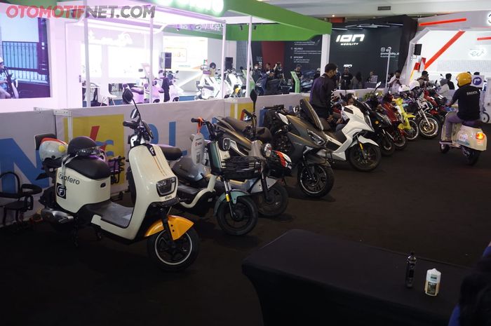 Jajaran motor listrik di area test ride indoor IIMS 2023