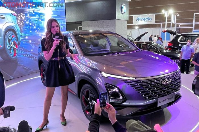 Luna Maya lakukan pemesanan Chery Omoda 5 RZ warna Blue Turquoise