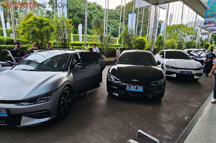 6 unit Kia EV6 GT Line langsung diserahkan kepada pemilik barunya di halaman depan JCC,  Senayan, Jumat (10/3/2023) tadi