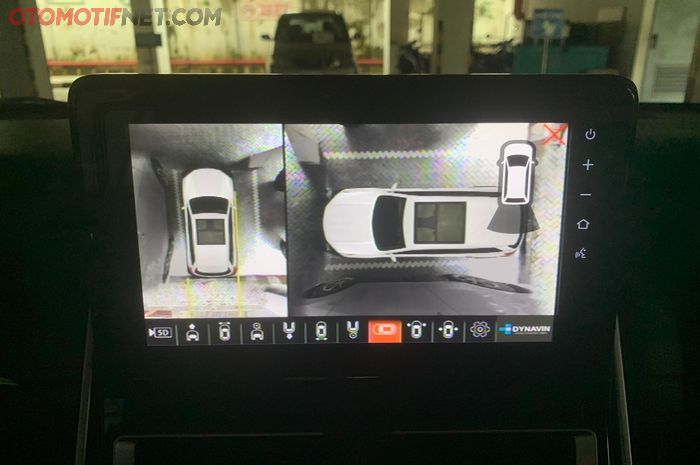 Fitur bird view pada camera 360 yang terpasang di Toyota Kijang Innova Zenix Hybrid