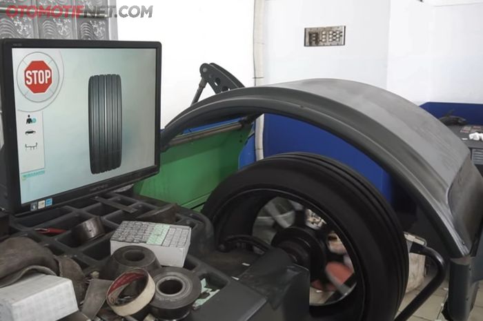 Ilustrasi balancing roda dalam kondisi dilepas dari mobil