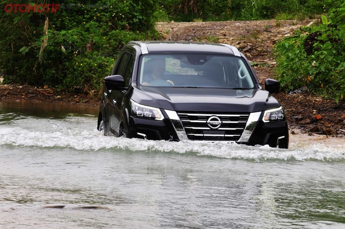 Nissan New Terra VL 4x4  membelah sungai si kawasan Sentul, Bogor.