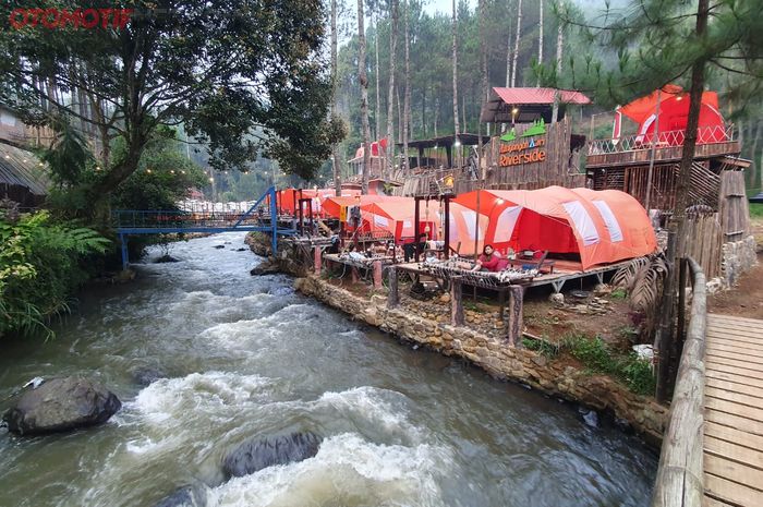 Glamping di aliran sungai Palayangan, salah satu wisata favorit di Pangalengan