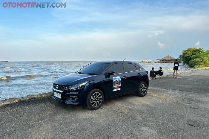 Suzuki New Baleno AT rehat diajak sejenak di kawasan pantai Pelabuhan Cirebon (23/4/2023)