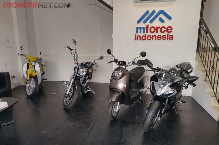 Beberapa line up motor dari MForce Indonesia yang dipajang di dealer baru mereka di Kelapa Dua, Jakarta Barat