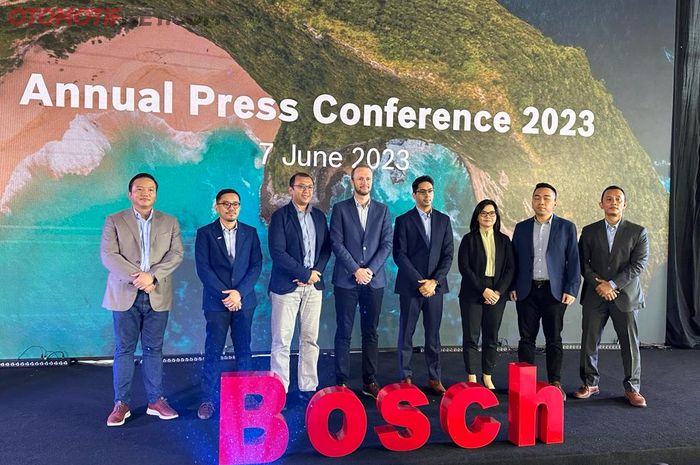 Menajemen Bosch Indonesia berpose bersama usai acara Annual Press Conference 2023 di Jakarta (7/6/2023)