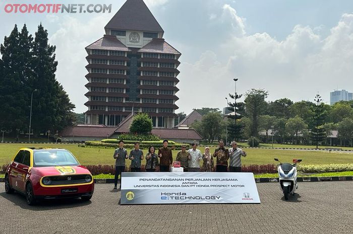 Manajemen Honda Prospect Motor (HPM) dan kampus Universitas Indonesia (UI) berpose bersama usai penandatangan MoU kerjasama kedua belah pihak