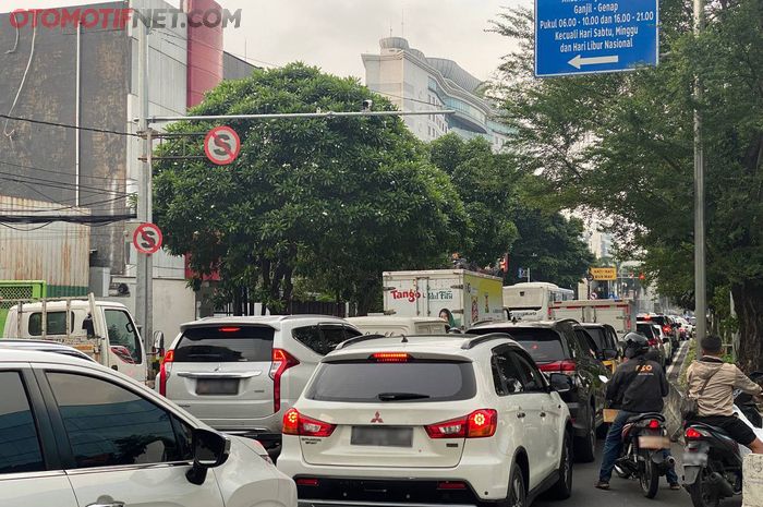 Ilustrasi kemacetan di salah satu persimpangan di Jakarta