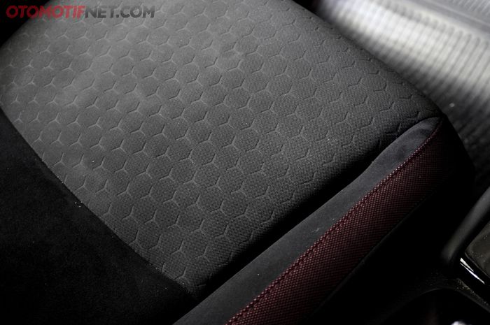 Bahan jok fabric yang juga bisa dibersihkan dengan foam pembersih interior mobil AutoGard Purgo