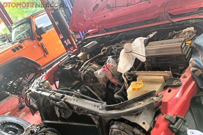 Radiator Jeep dilepas dari mobil agar enggak kotor