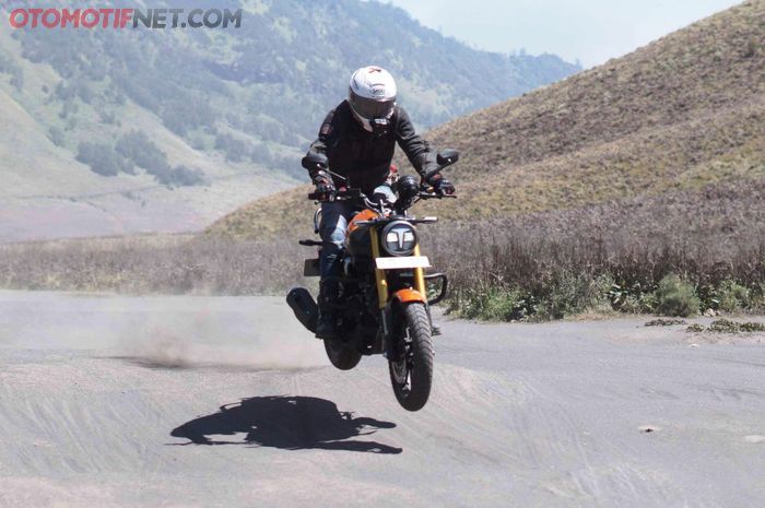 TVS Ronin dites Otomotifnet dari Surabaya ke Banyuwangi lewat Bromo, termasuk melintasi lautan pasir