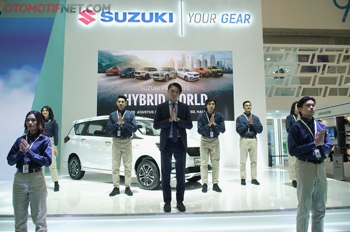 Matsushita Ryohei, 4W Sales &amp; Marketing Director Suzuki Indonesia, turut perkenalkan uniform terbaru untuk garda terdepan Suzuki saat pembukaan booth Suzuki di GIIAS 2023