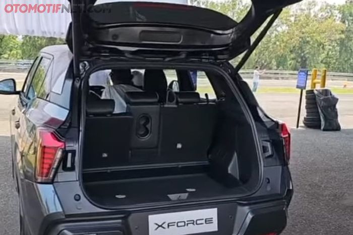 Ilustrasi pintu bagasi Mitsubishi XForce Ultimate yang sudah mengusung fitur power tail gate