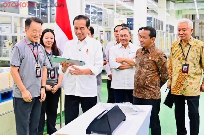 Presiden Joko Widodo di Pabrik Sel Baterai Pertama di Tanah Air