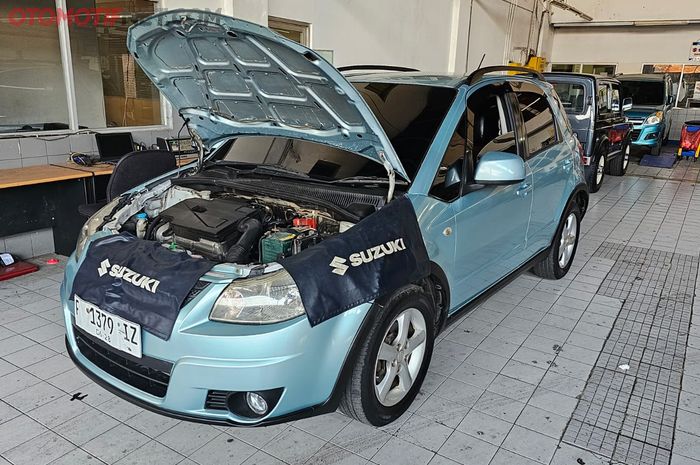 Suzuki SX4 keluaran 2008 saat tengah uji emisi di bengkel Suzuki SBAM Pondok Gede 