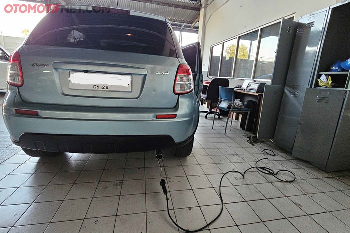 Suzuki SX4 2008 saat lagi diuji emisi gas buangnya di bengkel Suzuki SBAM Pondok Gede, Jakarta Timur