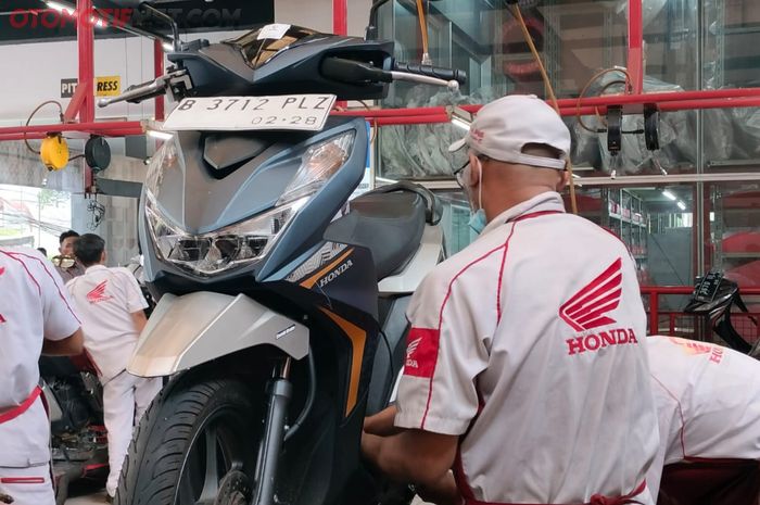 (ilustrasi) servis motor Honda di bengkel AHASS