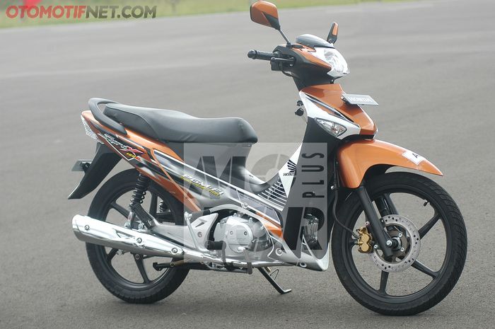 Ingat lagi yuk motor injeksi pertama produksi AHM di Indonesia yaitu Honda Supra X 125 PGM-FI.